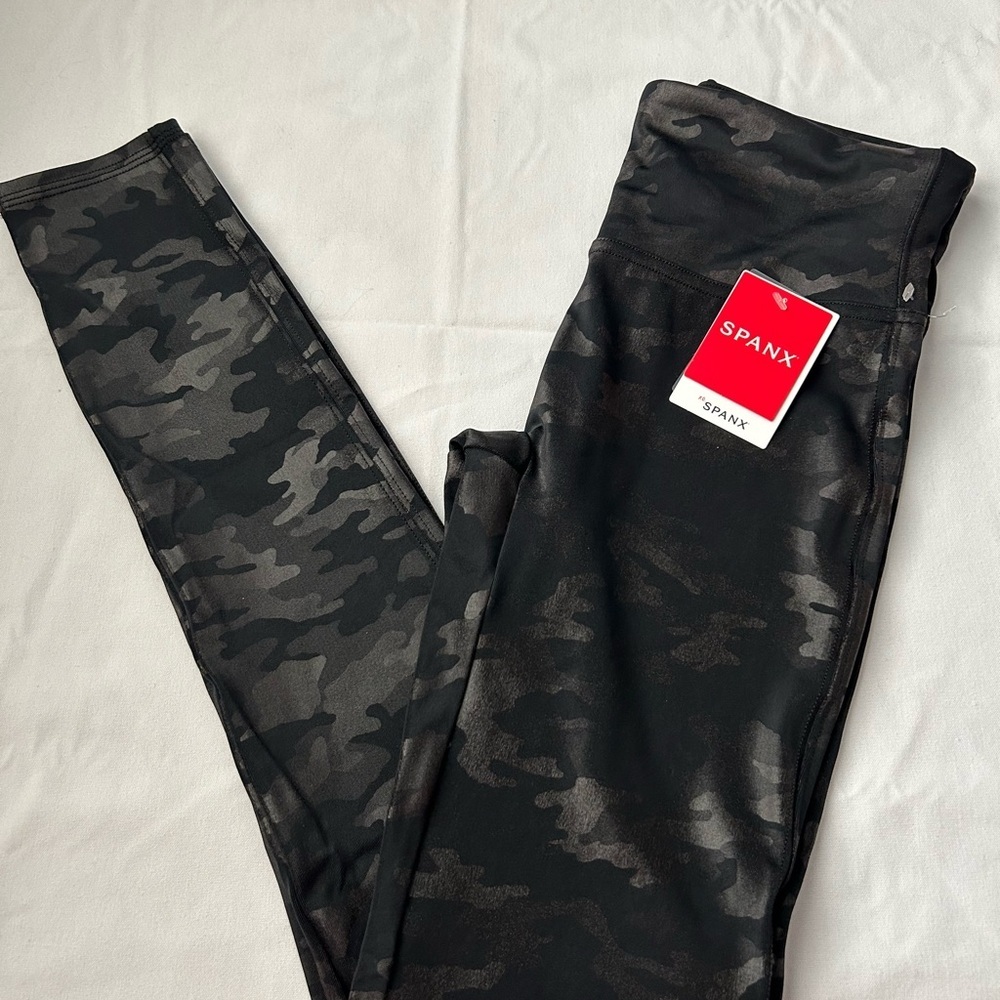 NWT Spanx Faux Leather Black Camo Leggings Women’s Size Small